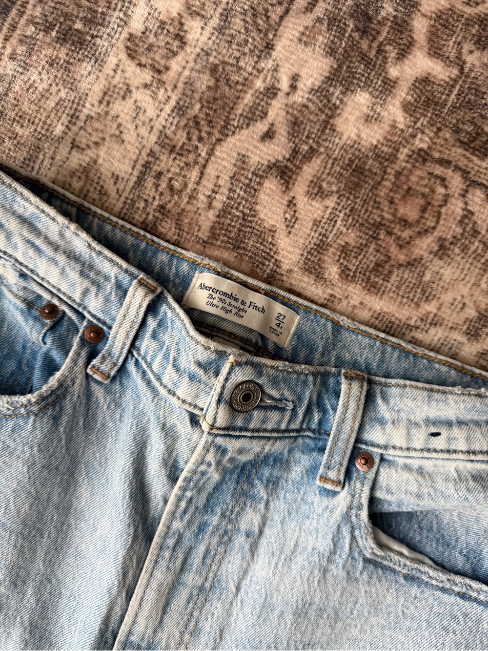 Abercrombie Curve Love 90s Straight Ultra High Rise Jeans (Light Wash) 27/4R - Picture 4 of 5